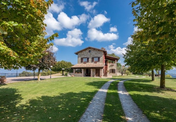 The path in the lawn that leads from the gate to the house - Tenuta Montiepoli 