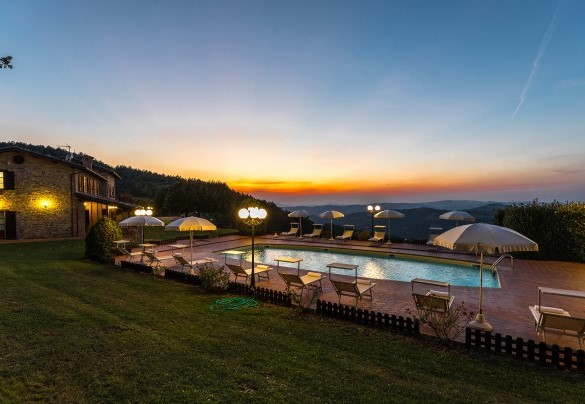 The suggestive sunset, of a thousand colors, seen from the pool area - Tenuta Montiepoli
