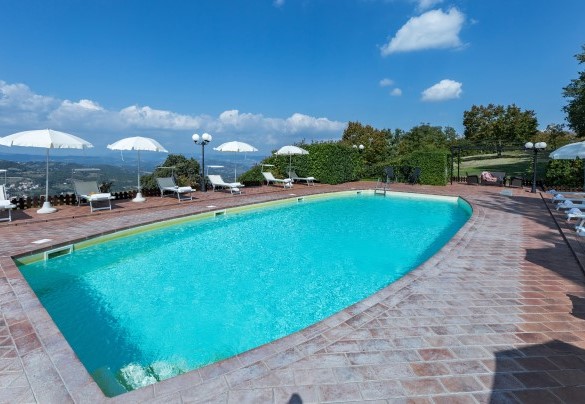Detail of the well-equipped solarium to guarantee full relaxation and privacy - Tenuta Montiepoli  