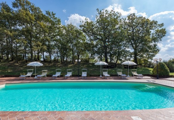The captivating solarium surrounds the beautiful pool - Tenuta Montiepoli   