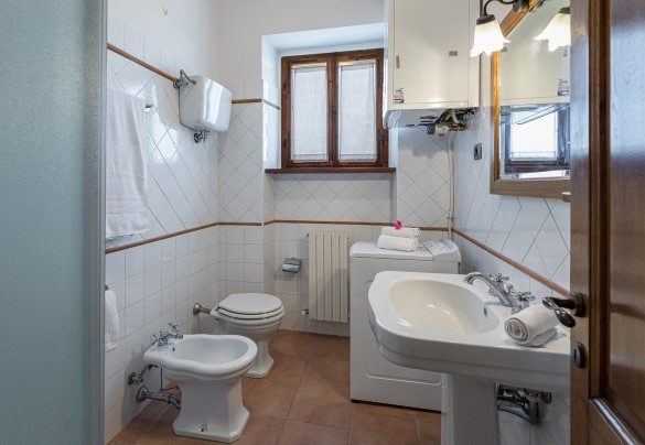 En suite bathroom with shower n.5 on the first floor - Tenuta Montiepoli 