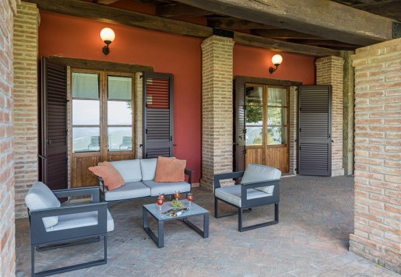 The portico, equipped with a sofa and armchairs, is the perfect place for an aperitif - Tenuta Montiepoli