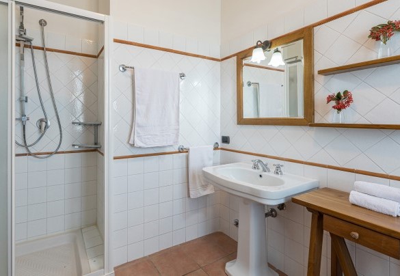 En suite bathroom with shower n.3 on the first floor - Tenuta Montiepoli 