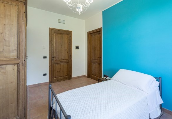 Walking-through room n.7, with one single bed, that leads into double bedroom n.3, on the first floor - Tenuta Montiepoli