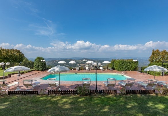 The pool is located within the park - Tenuta Montiepoli