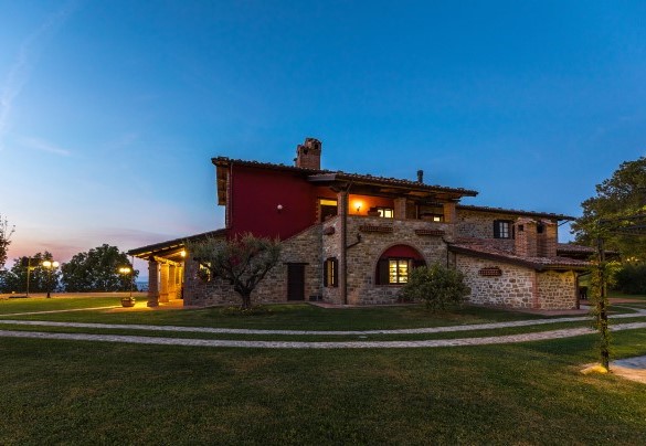 The house is surrounded by a splendid well-kept garden of about 1.5 hectares - Tenuta Montiepoli 