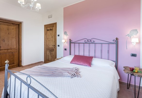 Double bedroom n.4, communicating with walking-through room with two single beds, on the first floor - Tenuta Montiepoli 