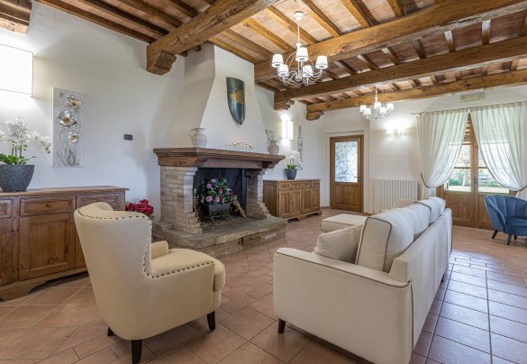 Open plan with living and dining area - Tenuta Montiepoli 