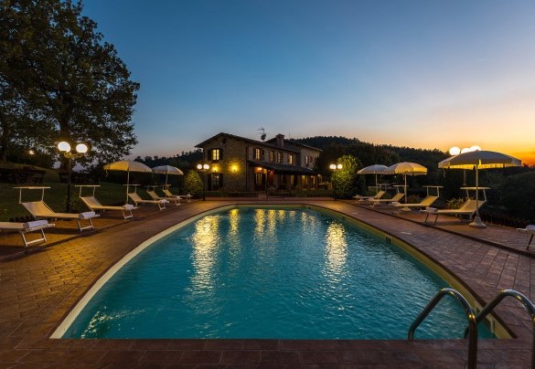 The swimming pool and the house lit up at night - Tenuta Montiepoli