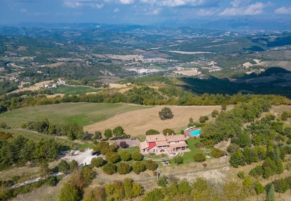 The property dominates a landscape animated by expanses of cultivated fields and hills with breathtaking views - Tenuta Montiepoli