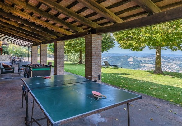 The games corner with ping-pong table and table football - Tenuta Montiepoli  