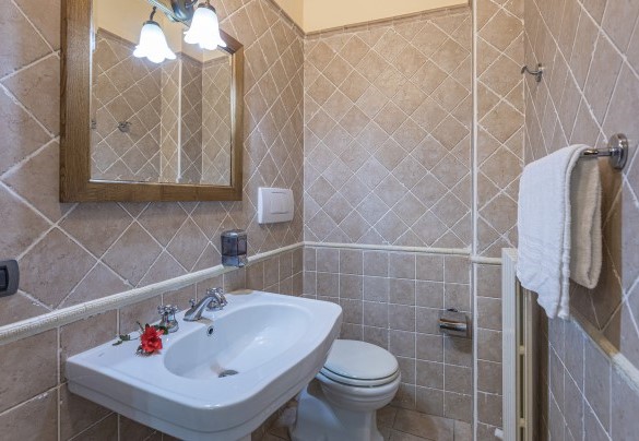 Guest bathroom on the ground floor - Tenuta Montiepoli
