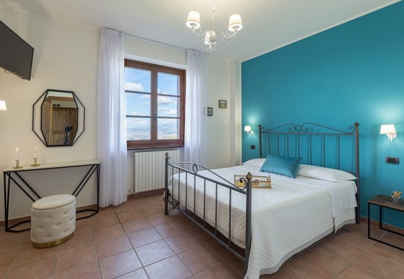 Double bedroom n.3, communicating with walking-through room with a single bed, on the first floor - Tenuta Montiepoli 