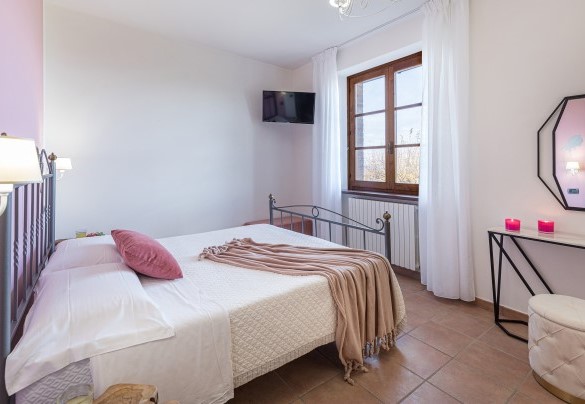 Double bedroom n.4, communicating with walking-through room with two single beds, on the first floor - Tenuta Montiepoli 