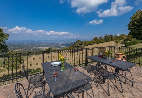 The large square with fabulous views of the surrounding hills - Tenuta Montiepoli