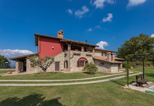 The park surrounding the house overlooking the green landscape - Tenuta Montiepoli 