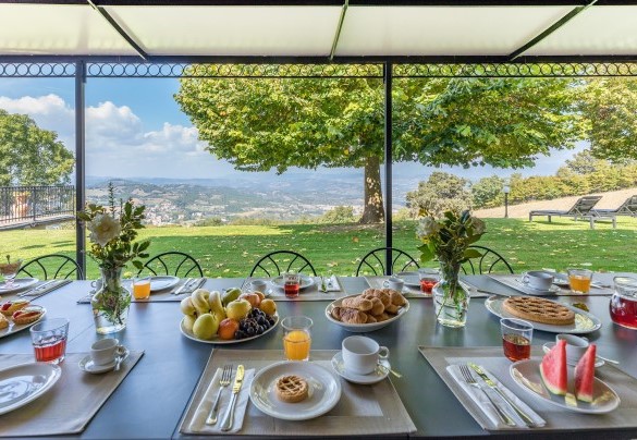 The portico shades the table prepared for outdoor breakfasts - Tenuta Montiepoli 