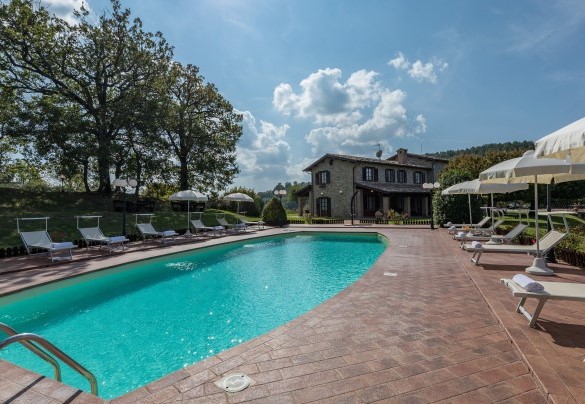 The nice pool immersed in the green park and the house in the back ground - Tenuta Montiepoli  