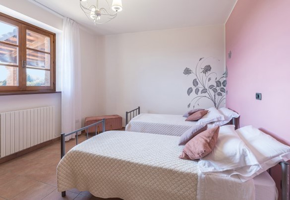 Walking-through room n.8, with two single beds, that leads into double bedroom n.4, on the first floor - Tenuta Montiepoli 