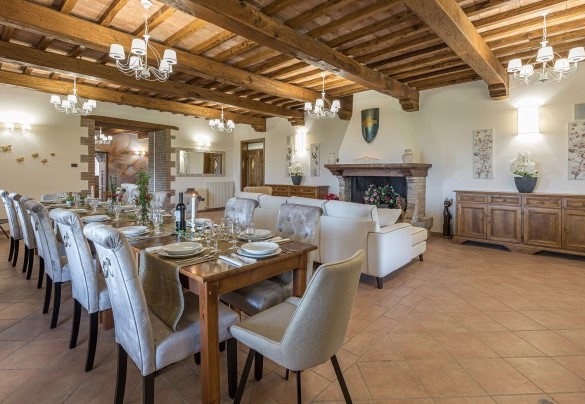 Open-plan room with adjacent the industrial kitchen - Tenuta Montiepoli 