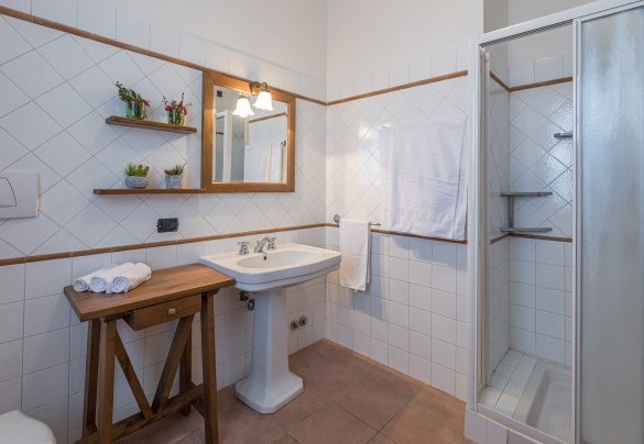 En suite bathroom with shower n.4 on the first floor - Tenuta Montiepoli 