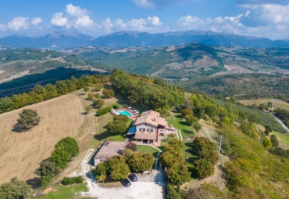 The house stands on a hilltop at 695 m above sea level - Tenuta Montiepoli   