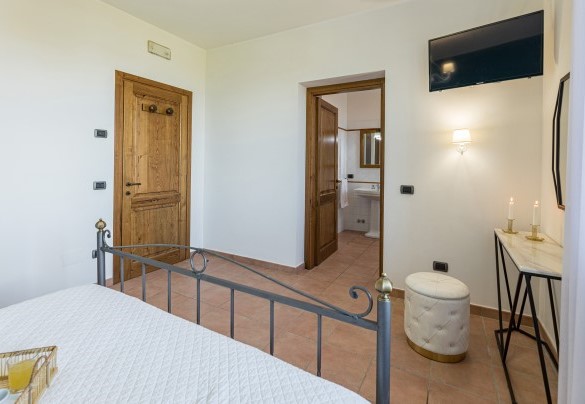 Double bedroom n.3, communicating with walking-through room with a single bed, on the first floor - Tenuta Montiepoli 