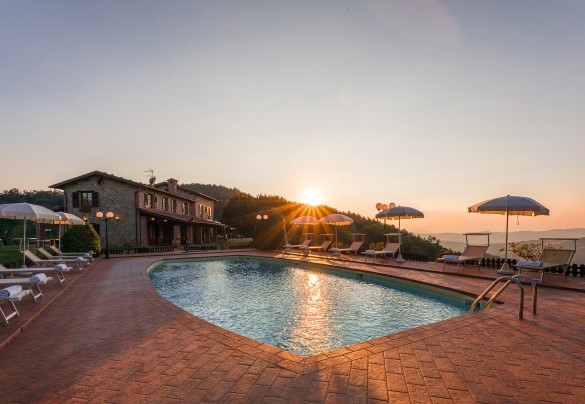  The swimming pool at sunset - Tenuta Montiepoli