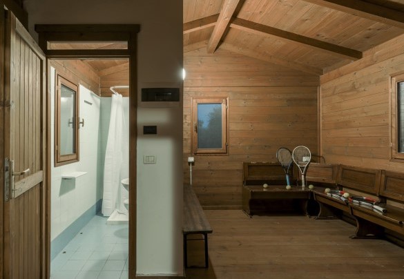 The Clubhouse has a dressing area and a bathroom with shower – Tenuta Navelli