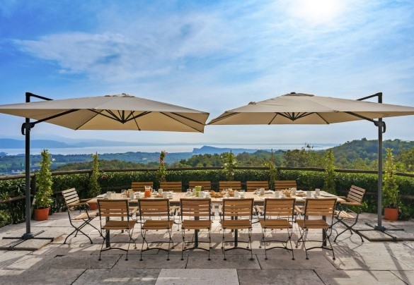 The paved terrace in front of the villa is equipped with table and chairs to let you savor the first coffee in the morning admiring the surrounding landscape and the lake below – Tenuta Navelli