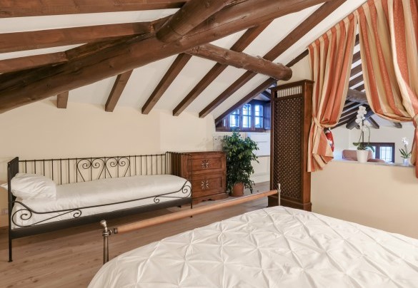 Room with double bed in the family suite – Tenuta Navelli
