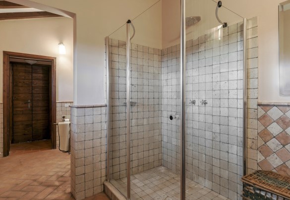 The large shower of the en suite bathroom n.2 on the first floor - Tenuta Navelli