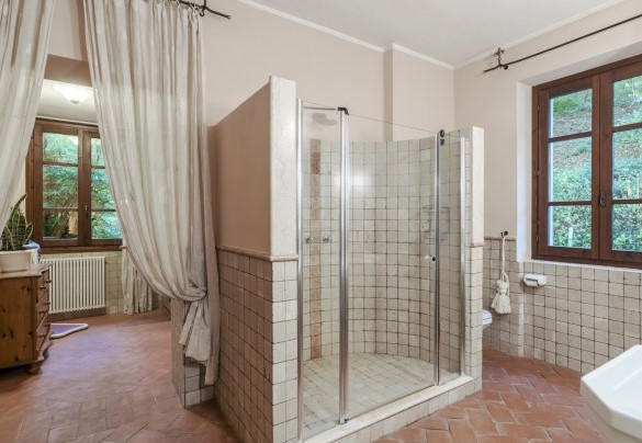 The large ensuite bathroom n.3 host a room with finnish and infrared sauna – Tenuta Navelli