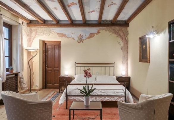 The large double bedroom n.3 with frescoes and exposed beamed ceiling – Tenuta Navelli