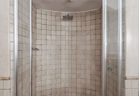 The generously sized shower in the ensuite bathroom n.3 with sauna - Tenuta Navelli