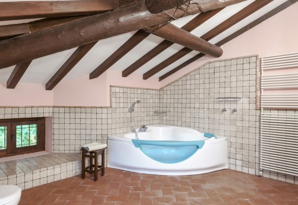 Bathroom n.5 with tub in the family suite – Tenuta Navelli