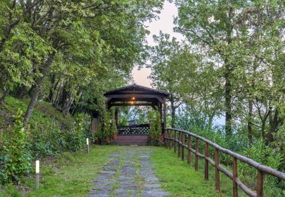 The viewpoint with its wooden gazebo can be reached from the swimming pool with a comfortable path immersed in the thick and lush vegetation – Tenuta Navelli