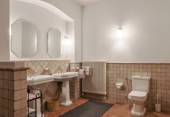 Ensuite bathroom with shower n.3 – Tenuta Navelli