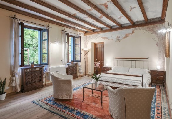 Double bedroom n.3 with frescoes and exposed beamed ceiling – Tenuta Navelli