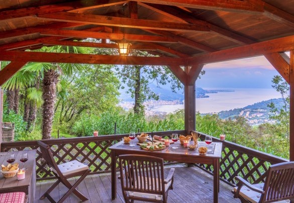 The wooden gazebo of the belvedere is equipped with a table and chairs to enjoy a glass of wine while admiring the view – Tenuta Navelli