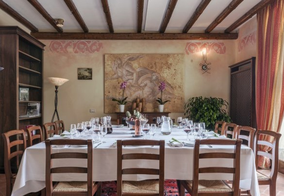 The elegant dining area adjacent to the living room - Tenuta Navelli