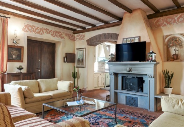 From the main entrance of the villa you enter the bright living room - Tenuta Navelli