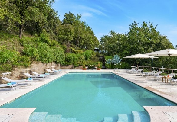 The large swimming pool with its paved terrace is equipped with comfortable sun loungers and umbrellas – Tenuta Navelli