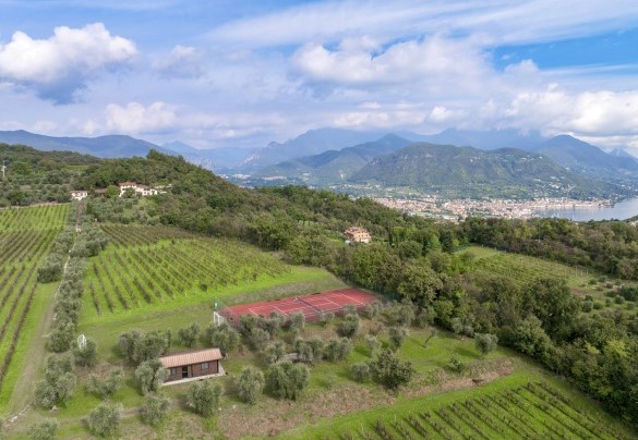 An aerial view of the tennis court - Tenuta Navelli