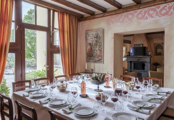The dining area with its large windows which overlook the outside - Tenuta Navelli
