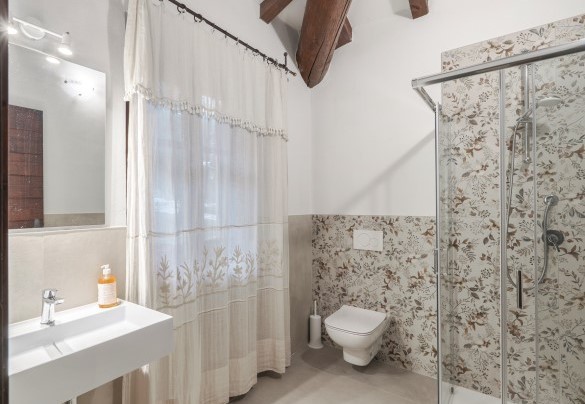  The hallway on the first floor with bathroom with shower n.4 - Tenuta Navellii