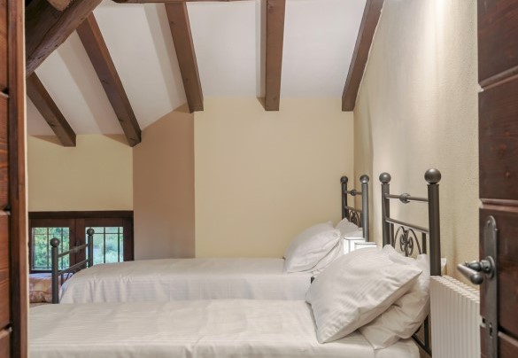 Twin bedroom with joinable beds n.6 in the family suite - Tenuta Navelli