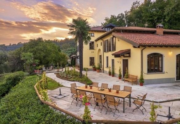 The profile of the surrounding mountains hurl itself against the sky embracing the entire property – Tenuta Navelli