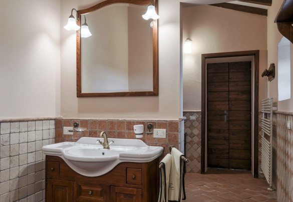 A detail of the bathroom with shower n.2 on the first floor - Tenuta Navelli