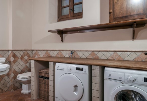 The service bathroom with laundry space on the ground floor - Tenuta Navelli